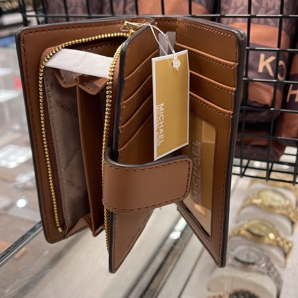 MICHAEL KORS
Medium Signature Logo Wallet
Vanilla
NWT - Picture 15 of 16